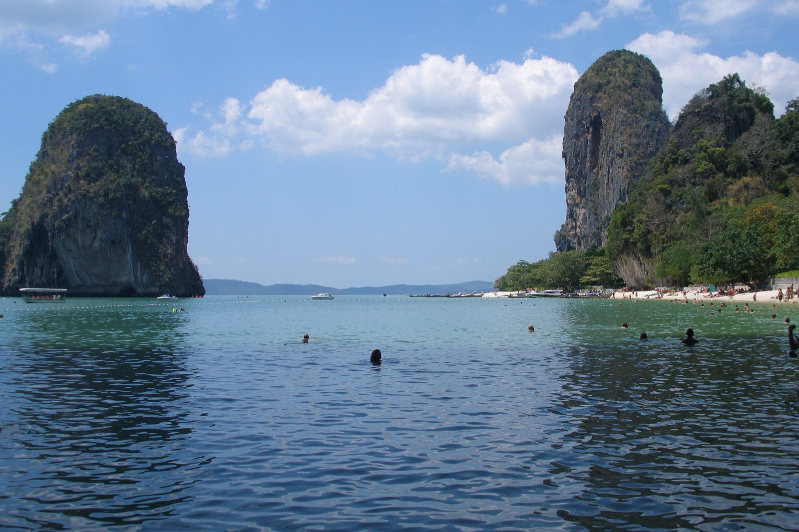 泰国甲米莱利海滩与石灰岩峭壁