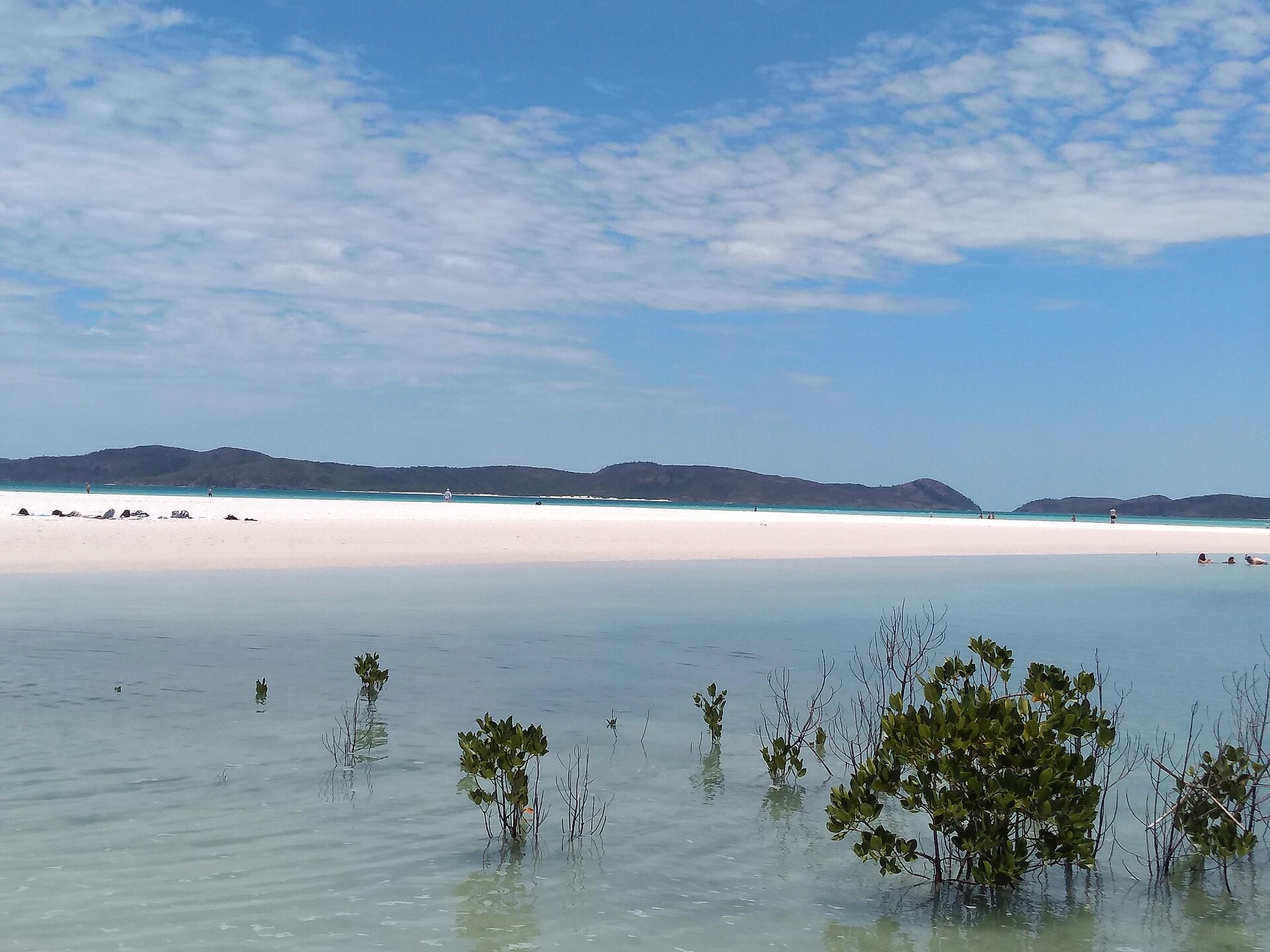 圣灵群岛白天堂海滩与浅蓝色海水